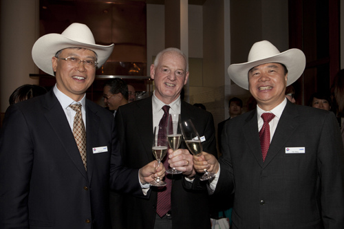 From left: CNOOC CEO Li Fanrong, Nexen CEO Kevin Reinhart and CNOOC Chairman Wang Yilin celebrate the signing of the $15.1 billion deal in Calgary. [Photo/China Daily]