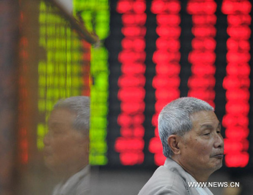 An investor walks past an electric board which shows stock price rise at a trading hall of a securities firm in Nanjing, capital of east China's Jiangsu Province, May 3, 2013. Chinese shares rallied on May 3 as the investors expect a newly-unveiled technical guideline will encourage greater foreign investment in China. The benchmark Shanghai Composite Index surged 1.44 percent, or 31.37 points, to end at 2,205.50. The Shenzhen Component Index gained 1.49 percent, or 129.48 points, to finish at 8,847.67. (Xinhua)