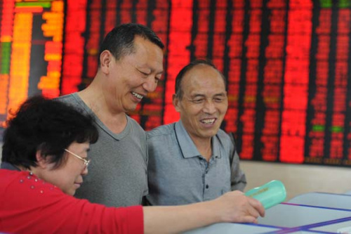 Investors at a brokerage in Fuyang, Anhui province, on Friday. The benchmark mainland index surged by 1.44 percent. [Lu Qijian / for China Daily]