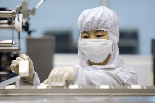 A worker at an ice-cream production line of Youcan Foods Group Ltd in Hangzhou, in East China's Zhejiang province. Its namesake ice-cream cones were part of the childhood memories of many Hangzhou residents. In 2005, the private company took a strategic business shift by branching into food-related logistics and commerce because it believes only a budding business would have a bright future in China. [Photo/Provided to China Daily]