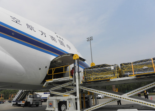 Cargo is loaded into a China Southern airplane at Zhengzhou airport. [Photo/Provided to China Daily]