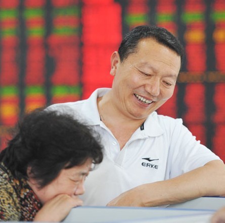 Investors at a securities brokerage in Fuyang, Anhui province, on Monday. The Shanghai and Shenzhen bourses saw stocks from all major industry sectors rise, apart from pharmaceuticals and coal mining. LU QIJIAN/FOR CHINA DAILY