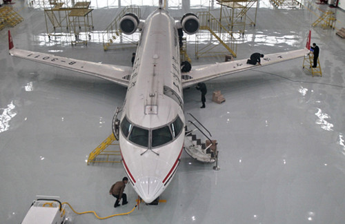 Workers maintain a passenger plane in Nantong, Jiangsu province. A national plan says that the Chinese civil aviation manufacturing industry is expected to realize annual sales of 100 billion yuan ($16.16 billion) by 2020. [Photo/China Daily]