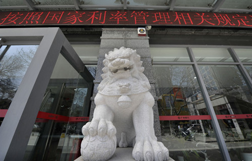 A lion sculpture in front of a bank, a common scene in China. Many bankers believe the animal is a patron saint of their business and customers. But many in Wenzhou, if their business goes awry or is on the verge of bankruptcy, may turn to special trustees for help because they believe trustees provide a butler-like service, helping them to work out all kinds of detailed restructuring measures to reorganize daily operations and sketch out long-term future plans step by step. [Photo/Provided to China Daily]