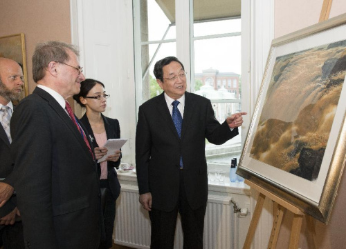 Yu Zhengsheng(R, front), chairman of the National Committee of the Chinese People's Political Consultative Conference, presents a painting themed in China's Hukou Waterfall on the Yellow River to Swedish Parliament Speaker Per Westerberg (L, front) before they hold talks in Stockholm, Sweden, June 3, 2013. (Xinhua/Li Xueren)