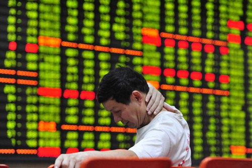 An investor sits in a brokerage office in Jiujiang, Jiangxi province, on Thursday, as mainland stocks plunged to the year's low. The losses followed several previous days of declines. HU GUOLIN/FOR CHINA DAILY 