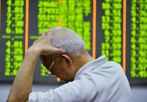 An investor is seen at a trading hall of a securities firm in Hangzhou, capital of east China's Zhejiang Province, June 13, 2013. Chinese shares closed sharply lower on Thursday as the benchmark Shanghai Composite Index slumped 2.83 percent, or 62.54 points, to end at 2,148.36, and the Shenzhen Component Index dived 3.78 percent to 8,432.43. (Xinhua/Long Wei)