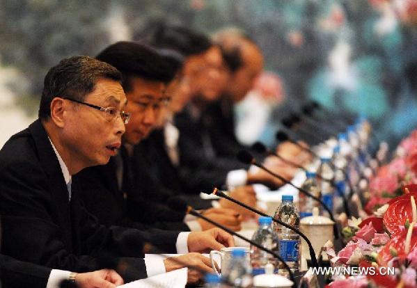 Taiwan-based Straits Exchange Foundation (SEF) Vice Chairman Kao Koong-lian (1st L) speaks at a consultation in Shanghai, east China, June 20, 2013. (Xinhua/Chen Yehua) 