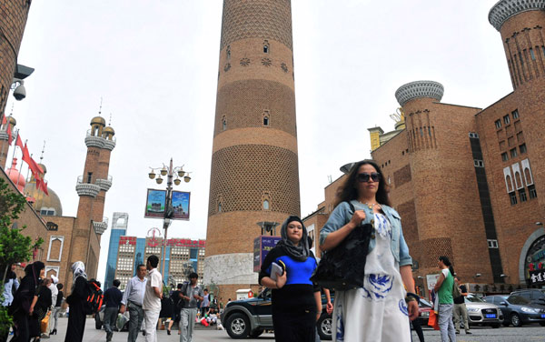 The Xinjiang International Grand Bazaar in Urumqi, capital of the Xinjiang Uygur autonomous region, is a major destination for Chinese and foreign tourists. [Photo/China Daily]