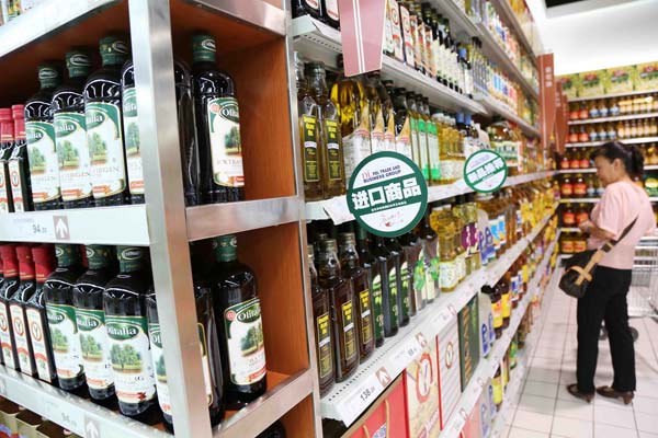 A shopper visits the imported food section at a supermarket in Xuchang, Henan province, on Sunday. China's imports totaled $147.19 billion in June, down 0.7 percent year-on-year. GENG GUOQING/FOR CHINA DAILY 