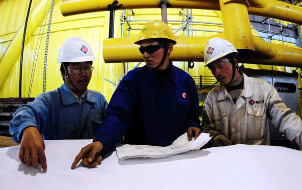 China National Offshore Oil Corp, the country's largest offshore oil and gas explorer, said on Thursday it has completed the key controlling project of the second phase of the pipeline. The whole project will be finished by the end of the year. [Photo/China Daily]