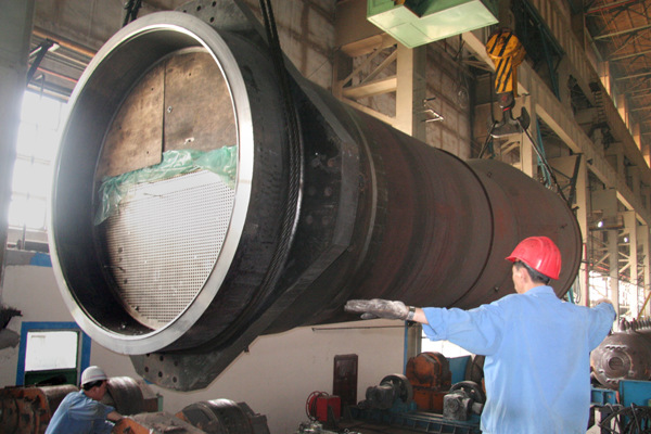 Engineers of the Harbin Boiler Co test the steam generator developed for the Chashma Nuclear Power Plant in Pakistan.Provided for China Daily