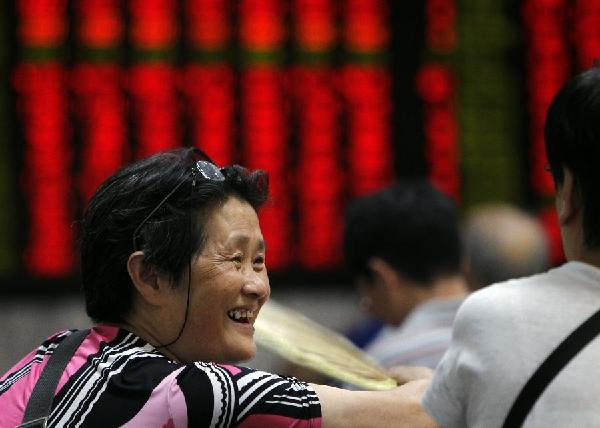 Investors are seen at a trading hall of a securities firm in Shanghai, east China's municipality, Aug. 12, 2013. The benchmark Shanghai Composite Index jumped 2.39 percent to end at 2101.28. The Shenzhen Component Index rose 2.59 percent to 8356.73. (Xinhua/Ding Ding) 