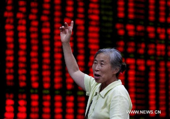 An investor is seen at a brokerage house, east China's Shanghai, Aug. 16, 2013. The Shanghai Stock Exchange (SSE) said Friday afternoon that the investment strategy department of Everbright Securities Co., Ltd. had encountered a problem in its arbitrage system while operating with its own funds during the morning trade at the bourse, following a dramatic spike in domestic stock indexes. (Xinhua/Ding Ting) 