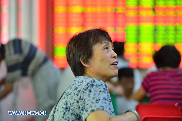 An investor views infomation at a trading hall of a securities firm in Shanghai, east China, Aug. 27, 2013. Chinese shares experienced rises on Tuesday. The benchmark Shanghai Composite Index rose by 0.34 percent, or 7.09 points, to end at 2,103.57. The Shenzhen Component Index increased 0.09 percent, or 7.20 points, to 8,341.77. (Xinhua/Shen Chunchen) 