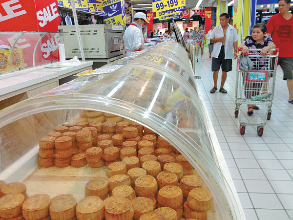 A supermarket counter offers a variety of mooncakes in Suzhou, Jiangsu province. It is estimated that 280,000 tons of mooncakes will be baked this year. Li Junfeng/For China Daily