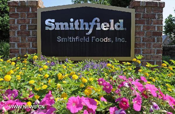 File photo taken on June 16, 2013 shows the logo of Smithfield Foods, Inc. at its headquarters in Smithfield, Virginia, theUnited States. Shuanghui International Holdings Ltd. and Smithfield Foods said on Sept. 6, 2013 that they received clearance on their proposed transaction from the Committee on Foreign Investment in the United States. (Xinhua/Zhang Jun) 