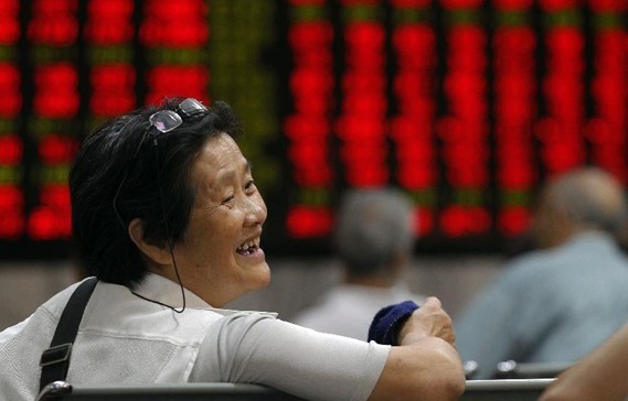 An investor is seen in front of a screen showing stock information at a trading hall of a securities firm in Shanghai, east China, Sept. 9, 2013. Chinese shares rallied on Monday as newly released data concerning consumer inflation, producer price and foreign trade pointed to a strengthening national economy. (Xinhua/Ding Ting)