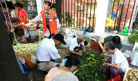 Citizens select vegetables at a market in Shanghai, East China, Aug. 9, 2013. China's consumer price index (CPI), a main gauge of inflation, grew 2.7 percent year on year in July, staying flat from the figure for June, the National Bureau of Statistics (NBS) announced on Friday. Photo: Xinhua