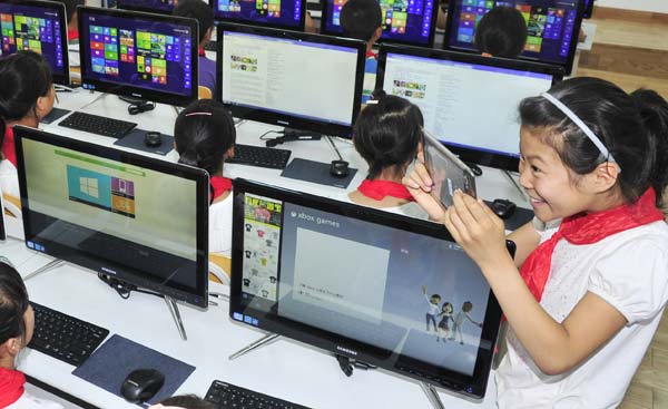 Students use Samsung computers at a school in Xi'an, Shanxi province. Yuan Jingzhi / China Daily