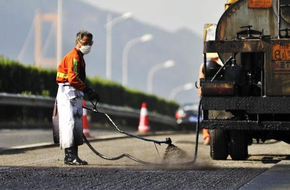 China's apparent use of bitumen has increased from 13.5 million metric tons in 2006 to 21.3 million metric tons in 2012 following the nation's extensive highway construction, according to the Shanghai Futures Exchange. Provided to China Daily