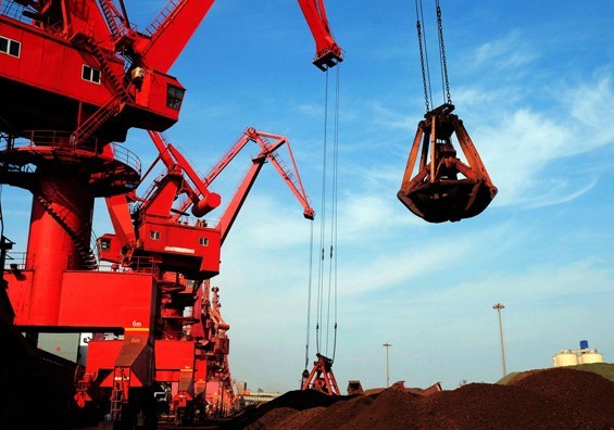 Freighters load iron ore at the Rizhao Port in Shandong province, Oct 3, 2013. [Photo/Xinhua]