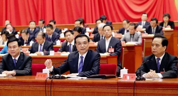 Chinese Premier Li Keqiang (front, C) gives a speech about economic situation at the 16th national congress of the All-China Federation of Trade Unions, in Beijing, capital of China, Oct. 21, 2013. (Xinhua/Yao Dawei)