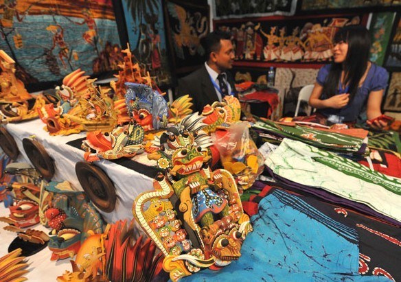 A businessman from Bangladesh promotes traditional handicrafts during a trade fair in Kunming, Yunnan province, in June. Economic ties between China and Bangladesh are becoming closer. Lin Yiguang / Xinhua