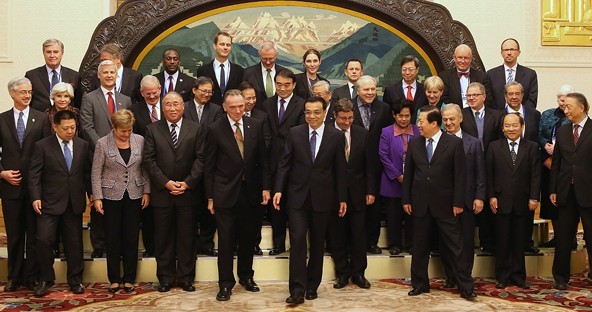 Premier Li Keqiang meets foreign representatives attending the annual general meeting of the China Council for International Cooperation on Environment and Development in Beijing on Thursday. Photo by Xu Jingxing / China Daily  