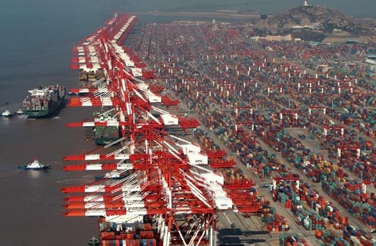 The Yangshan port area in the Shanghai free trade zone. A shipping insurance association is being organized there as the city seeks to become a global shipping and logistics center. [Photo / Xinhua]