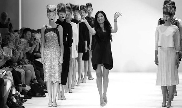 Chinese fashion receives applause and acclaim at the London Fashion Week show on Sept 13. Xinhua