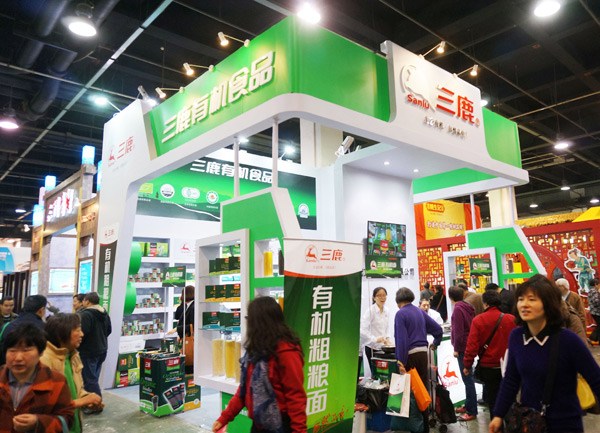 Zhejiang Sanlu Industrial Co shows its organic products at a booth in an international organic food exhibition in Shanghai, on May 25, 2013. The company was embroiled in melamine scandal in 2008 for its tainted milk formula. [Photo / China Daily]