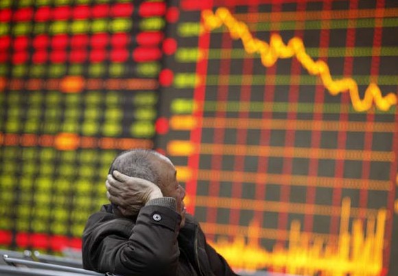 A man observes stock prices at a securities brokerage on Friday in Huaibei, Anhui province. The Shanghai Composite Index has been dropping since last Tuesday, the longest losing streak since 1994, according to Bloomberg News. Provided to China Daily 