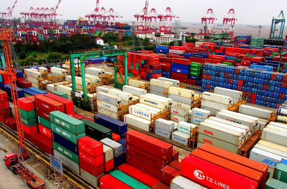 Containers pile up at Waigaoqiao Port in the Shanghai Free Trade Zone. [Photo/ Xinhua]  