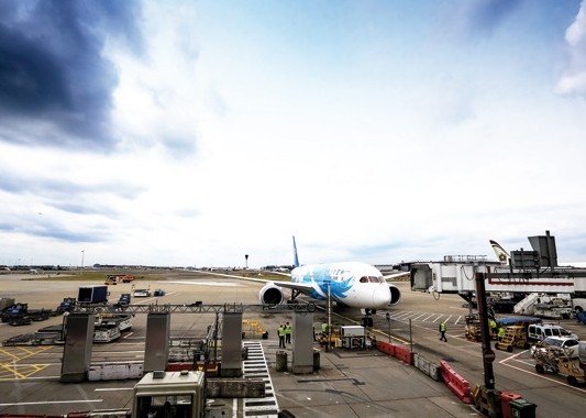 China Southern Airline's Boeing Dreamliner arrives at London's Heathrow Airport from Guangzhou on Sept 10 on its maiden flight. Last year, China's big three air carriers — Air China, China Southern and China Eastern — saw a 20 percent growth in the number of international passengers. Xie Songxin / China Daily  