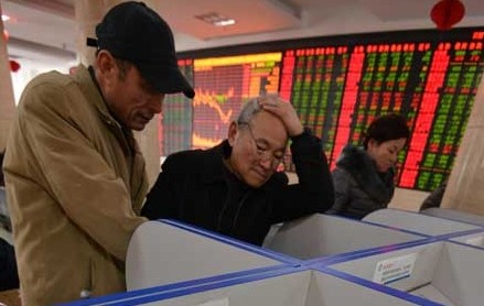 Investors make trades at a brokerage in Fuyang, Anhui province, on Monday. The benchmark Shanghai Composite Index declined 0.68 percent to 1,991.25 points, with transactions contracting to 48.3 billion yuan ($7.9 billion) from 57 billion yuan on Friday. LU QIJIAN / FOR CHINA DAILY