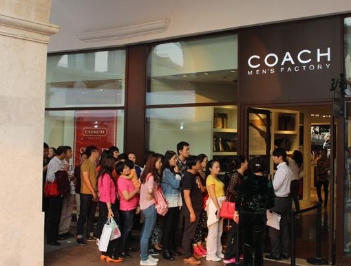 Customers line up to enter a Coach Inc store in Tianjin. Despite a reported 9 percent sales slump in North America, China's market remains a bright spot for the New York-based fashion brand. Provided to China Daily 