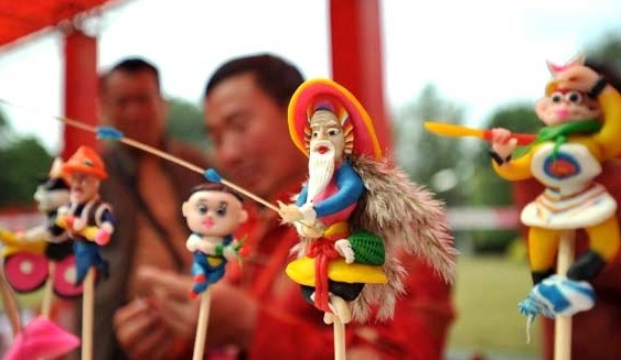 Photo taken on Feb 1, 2014 shows dough figures made by a folk artist at a temple fair to celebrate the Spring Festival, or the Chinese Lunar New Year, in Nanning, capital of south China's Guangxi Zhuang autonomous region. [Photo/Xinhua]  