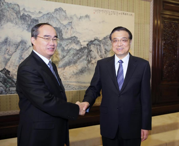 Chinese Premier Li Keqiang (R) meets with visiting President of the Vietnam Fatherland Front (VFF) Central Committee Nguyen Thien Nhan, in Beijing, capital of China, Feb 24, 2014. (Xinhua/Ding Lin)