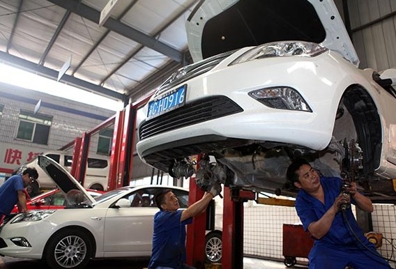 Authorized spare parts are not available to independent repair shops though they outnumber authorized dealer service outlets nine-to-one. [Chen Shichuan / For China Daily]  