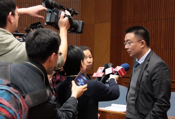 Yang Jianbo, former Everbright Securities executive, meets the media after a trial on Thursday. He is suing the China Securities Regulatory Commission after it fined and banned him for life last year from the securities industry for insider trading. Gong Lei / Xinhua   