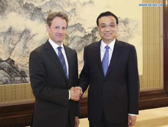 Chinese Premier Li Keqiang (R) meets with former U.S. Treasury Secretary Timothy Geithner in Beijing, capital of China, April 29, 2014. (Xinhua/Ding Lin)