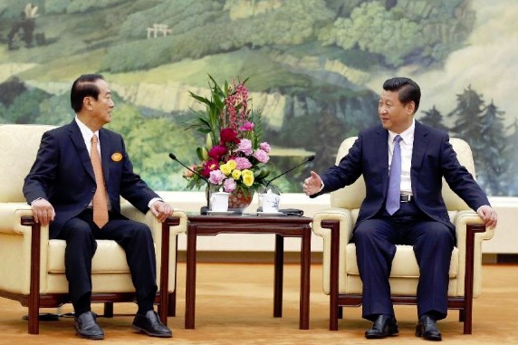 Xi Jinping (R), general secretary of the Communist Party of China Central Committee, meets with Taiwan's People First Party chairman James CY Soong in Beijing, capital of China, May 7, 2014. (Xinhua/Ju Peng)