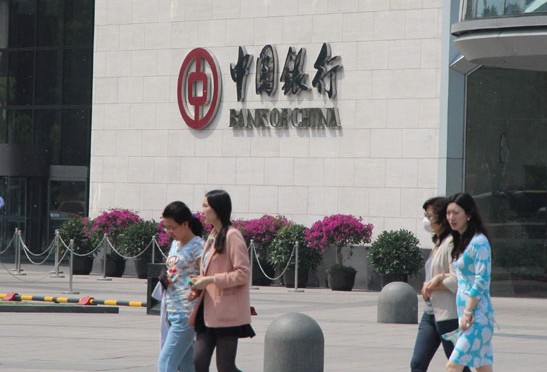 Four women walk in front of the headquarters of Bank of China in Beijing. China's banking industry still has opportunities in the long run as the fundamentals supporting the country's long-term economic growth remain unchanged, according to a China banking industry report issued by Ernst & Young LLP. Wang Yueling / For China Daily  