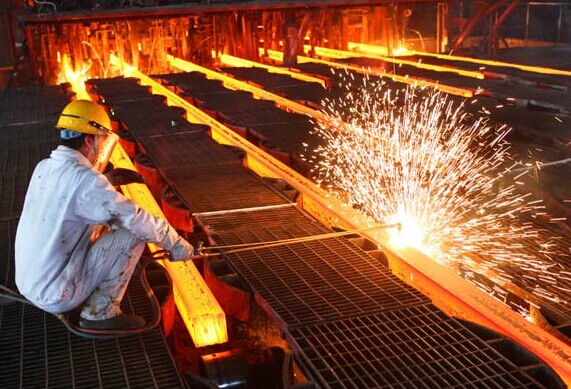 A worker cuts steel bars on the production line of a mill in Lianyungang, Jiangsu province. The official manufacturing Purchasing Managers Index for June stood at 51, the fourth consecutive month-on-month rise this year. Si Wei / For China Daily