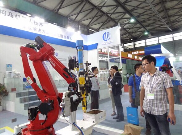 A Comau robot is on display at the China International Robot Show last month in Shanghai. [Photo/China Daily]  