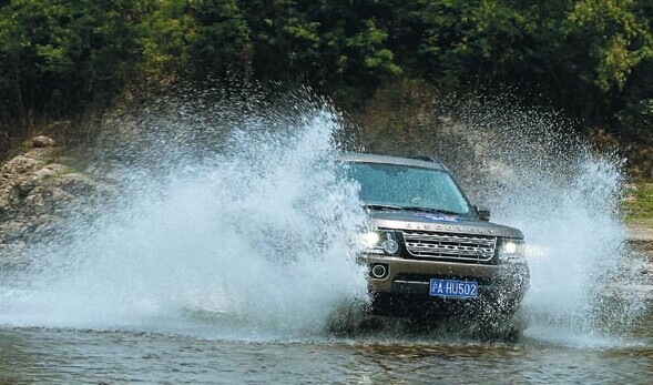 Land Rover Discovery 4 crosses the unexplored water, part of the Unexplored Experiences program. [Photo/China Daily]  