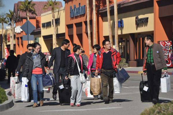 Chinese travelers at a southern California shopping center. Most of the tourists shopping for luxury goods in the US spend an average $2,500 per trip, according to a Los Angelesbased Chinese travel agency. [Photo provided to China Daily]