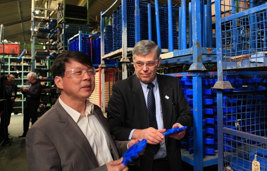 Phillip Bosworth (right), export sales manager of Standen, a British farming equipment manufacturer, gives Zhou Xiaoming a tour of his company. [Photo by Cecily Liu/China Daily Europe] 