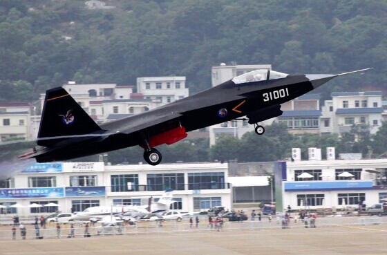 A J-31 stealth fighter takes off on a test flight ahead of the China International Aviation and Aerospace Exhibition in Zhuhai, Guangdong province. WU CHANGBIN/CHINA DAILY